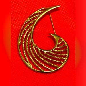 vintage paisley shaped brooch - gold toned